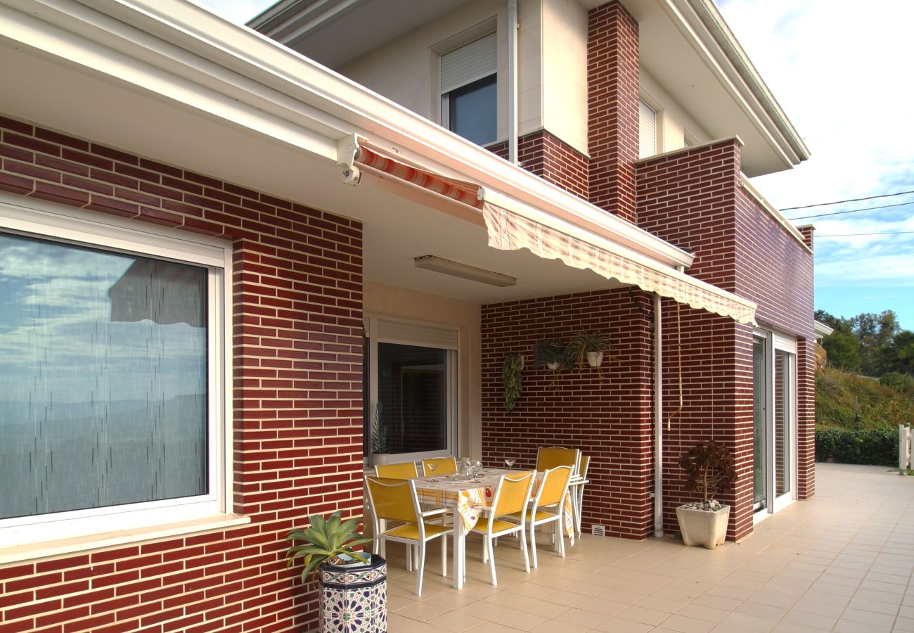 Casa en Suances - Villa Margarita con piscina, barbacoa y jardín