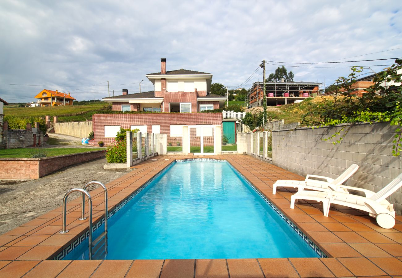Casa en Suances - Villa Margarita con piscina, barbacoa y jardín