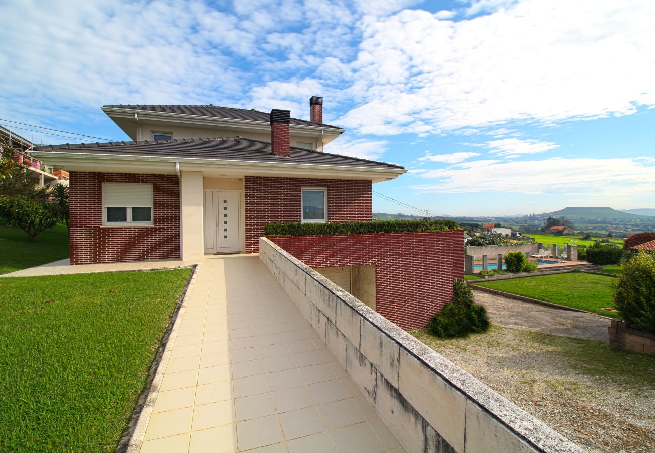 Casa en Suances - Villa Margarita con piscina, barbacoa y jardín