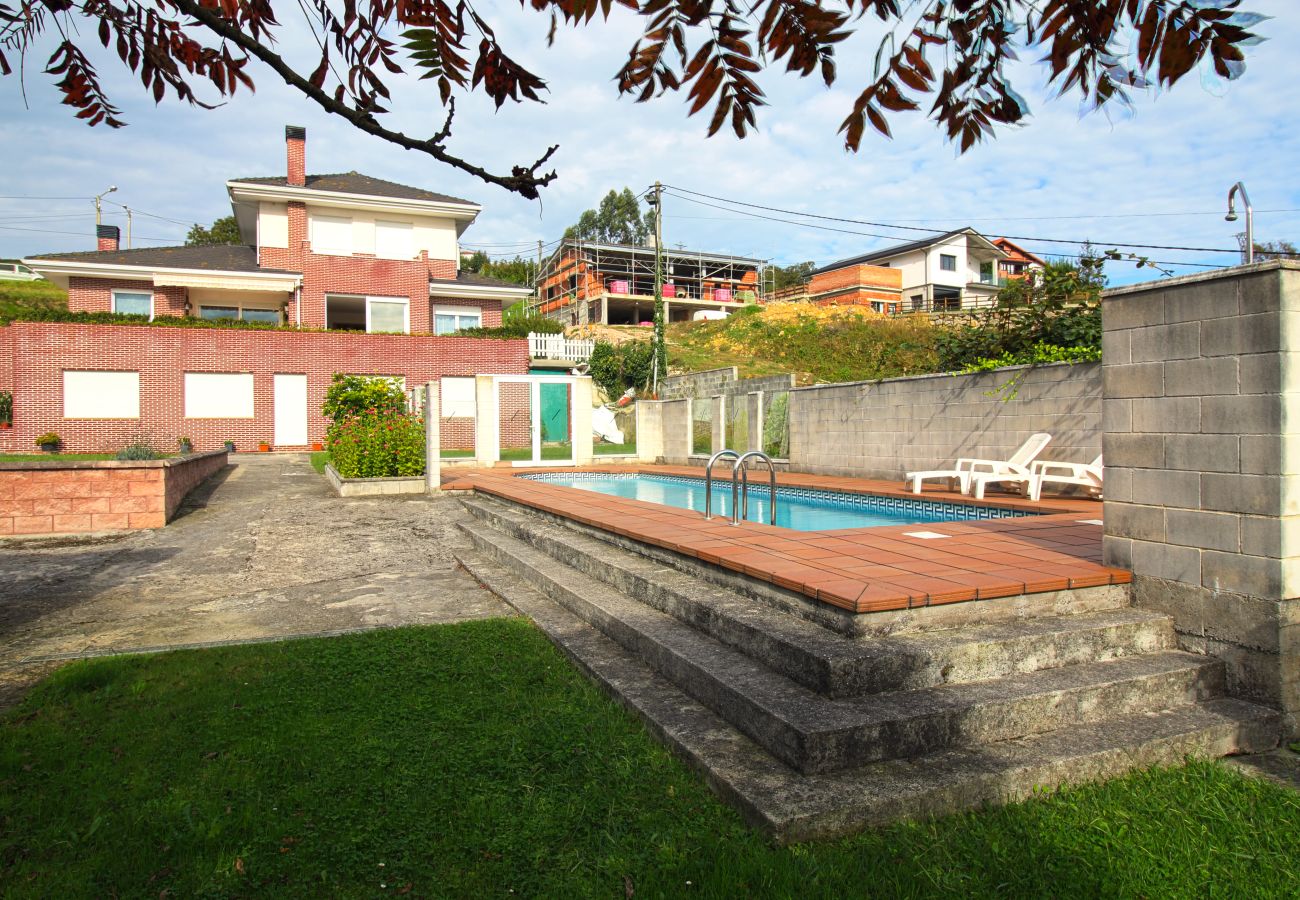 Casa en Suances - Villa Margarita con piscina, barbacoa y jardín