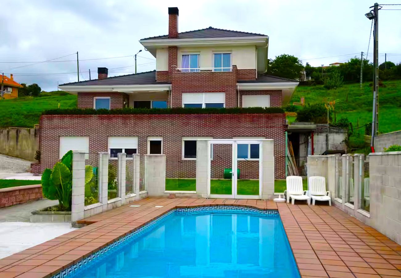 Casa en Suances - Villa Margarita con piscina, barbacoa y jardín
